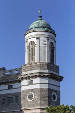 Esztergom Bazilikası Macaristan sıcak bir yaz gününde.