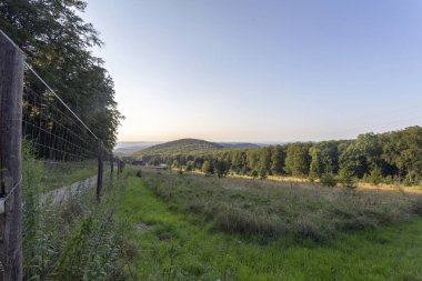 Macaristan'da bir yaz akşamı Pilis dağları.