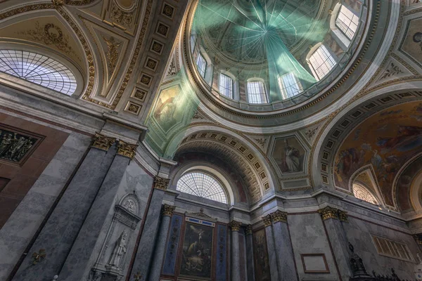 Vue intérieure de la basilique Esztergom en Hongrie . — Photo