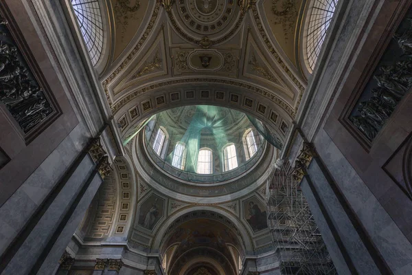Vnitřní snímek baziliky Esztergom v Maďarsku. — Stock fotografie