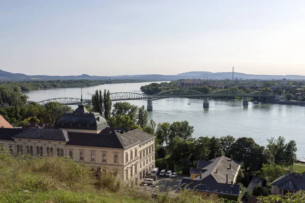 Utsikten över floden Donau vid Esztergom, Ungern på en het SUMM — Stockfoto