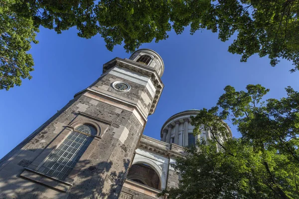 Esztergom basilika i Ungern på en varm sommardag. — Stockfoto