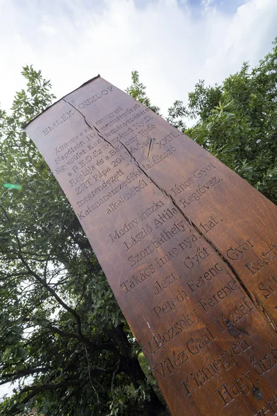 Drewniane zagłówki w parku pamięci wojskowej w pakozd, Hunga — Zdjęcie stockowe