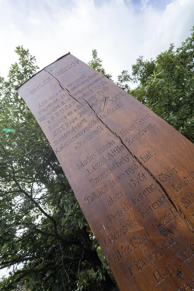 Houten hoofdeinden in het militaire herdenkingspark in Pakozd, Hunga — Stockfoto