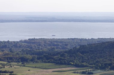 Yaylalardan Balaton Gölü manzarası.