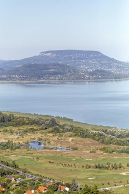 Arka planda Badacsony dağı ile Balaton Gölü.