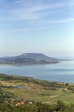 Arka planda Badacsony dağı ile Balaton Gölü.