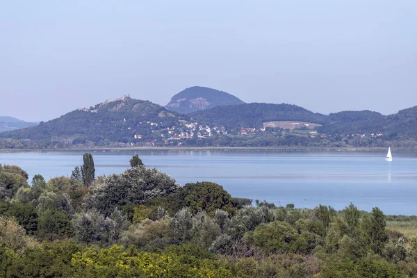 A Balatontól a háttérben a tanúhegyek, Magyarország. — Stock Fotó