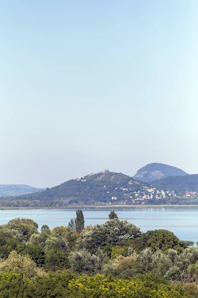 Lago Balaton com as colinas de testemunhas em segundo plano, Hungria . — Fotografia de Stock