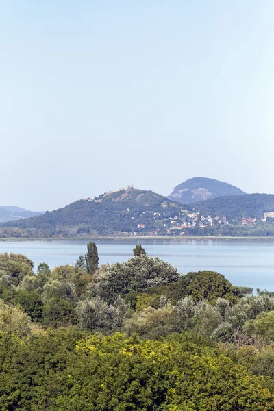 Lago Balaton con las colinas de testigos en el fondo, Hungría . — Foto de Stock