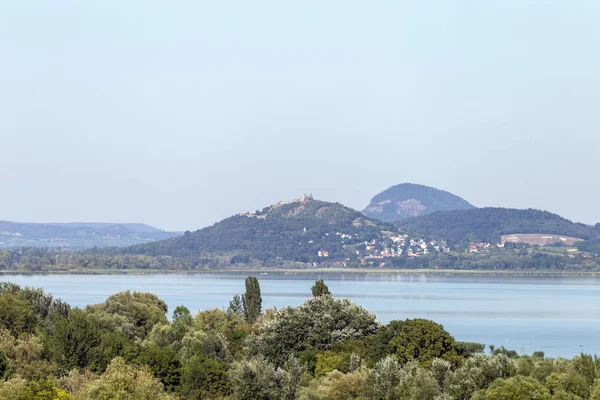 Balaton, háttérben a badacsonyi hegyről. — Stock Fotó