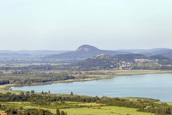 Озеро Балатон з свідками пагорбів у фоновому режимі, Угорщина. — стокове фото