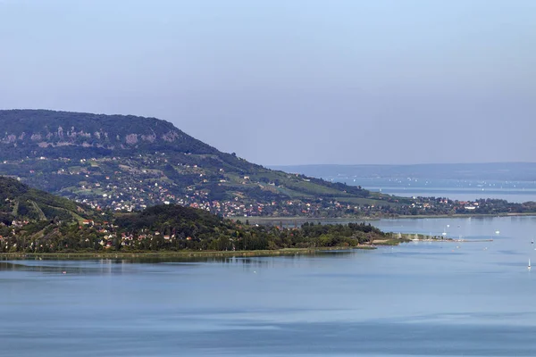 Lake Balaton with the Badacsony mountain in the background. — Stock Photo, Image