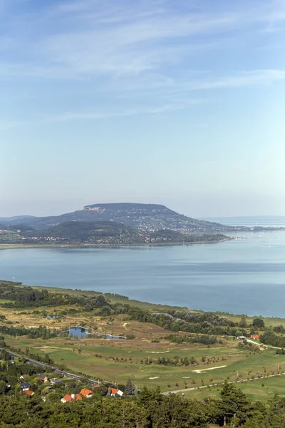 Arka planda Badacsony dağı ile Balaton Gölü. — Stok fotoğraf