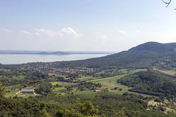 Vista da montanha Badacsony de Gulacs, Hungria . — Fotografia de Stock