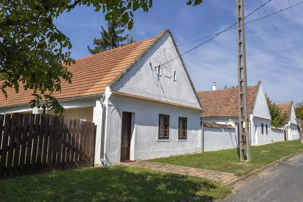 Traditionele Zwabische huizen in Magyarpolany, Hongarije. — Stockfoto