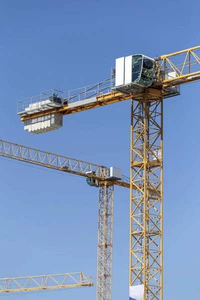 Guindastes em um canteiro de obras — Fotografia de Stock