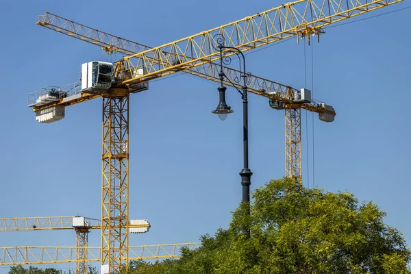 Guindastes em um canteiro de obras — Fotografia de Stock