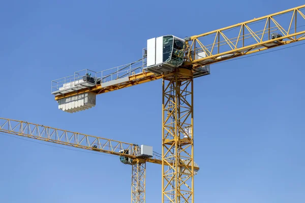 İnşaat alanındaki vinçler