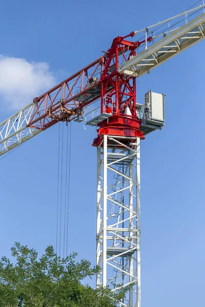 Guindaste em um canteiro de obras — Fotografia de Stock