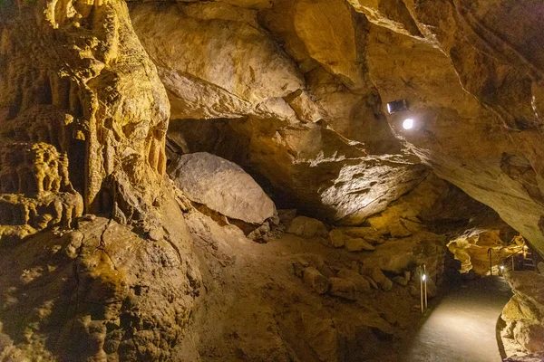 부다페스트에 있는 팔 볼리 동굴 — 스톡 사진
