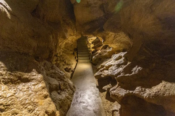 부다페스트에 있는 팔 볼리 동굴 — 스톡 사진