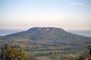 Balaton Gölü 'ndeki Aziz George dağından kötü manzara.