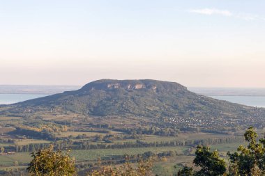 Balaton Gölü 'ndeki Aziz George dağından kötü manzara.