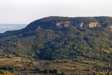 Balaton Gölü 'ndeki Aziz George dağından kötü manzara.