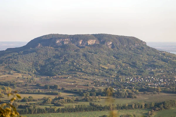 Vista Badacsony da montanha St. George no lago Balaton . — Fotografia de Stock