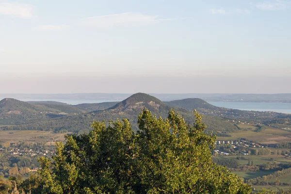 Badacsony vista desde la montaña St. George en el lago Balaton . — Foto de Stock