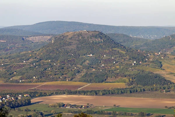 Vue sur Csobanc depuis la montagne St. George au lac Balaton — Photo