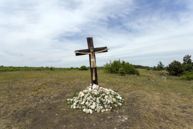 Bulutlu bir bahar gününde Macaristan 'ın Zsambek köyü yakınlarında haç..