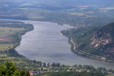 Macaristan 'daki Predikaloszek dağından Tuna' nın manzarası.