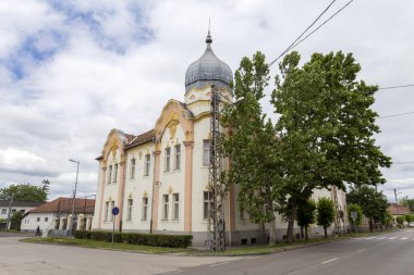 Jaszapati, Macaristan 'daki eski okul eski ofis binası