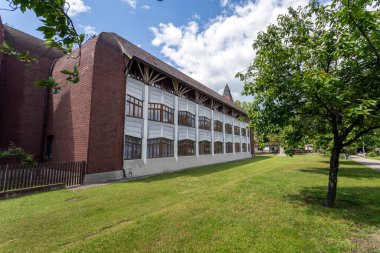 Macaristan 'ın Sarospatak şehrinde Imre Makovecz' in Arpad Vezer dilbilgisi okulu ve yurdu..