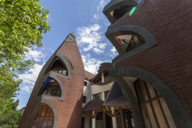 Macaristan 'ın Sarospatak şehrinde Imre Makovecz' in Arpad Vezer dilbilgisi okulu ve yurdu..