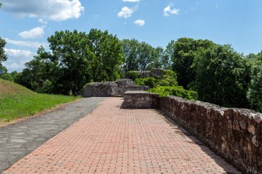 Macaristan 'daki Sarospatak Kalesi' nin avlusunda..