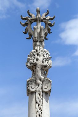 Macaristan 'ın Sarospatak kentindeki halk merkezinde Mucizevi Geyik (Csodaszarvas) heykeli. Heykeltıraş Laszlo Peterfy.