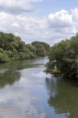 Macaristan 'ın Sarospatak kentindeki Bodrog nehri bir yaz günü.