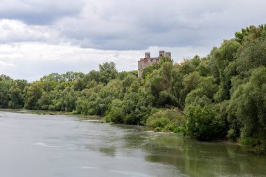 Macaristan 'ın ön planında Bodrog nehri olan Sarospatak Kalesi' nin rönesans kulesi..