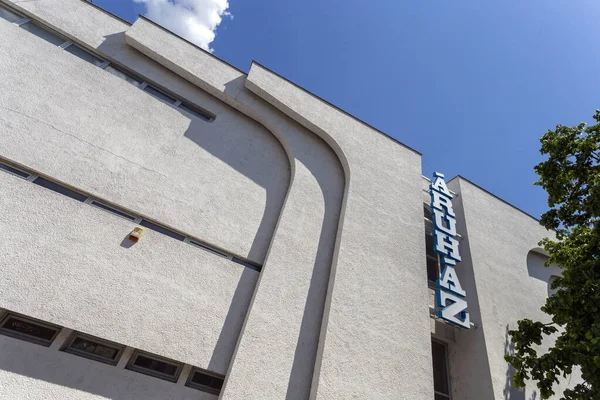 Macaristan 'ın Sarospatak kentindeki Bodrog mağazası ünlü Macar mimar Imre Makovecz tarafından inşa edildi..