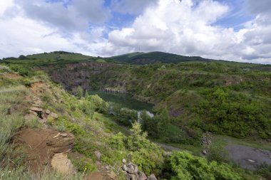 Bir yaz günü Macaristan 'ın Tarcal kasabası yakınlarında küçük bir taş ocağı.