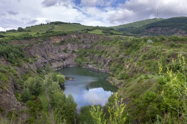Bir yaz günü Macaristan 'ın Tarcal kasabası yakınlarında küçük bir taş ocağı.
