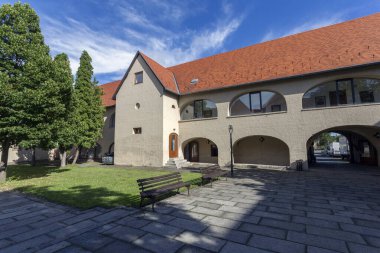 Macaristan 'da bir yaz günü, Szerenc' teki Rakoczi Kalesi 'nin avlusunda..