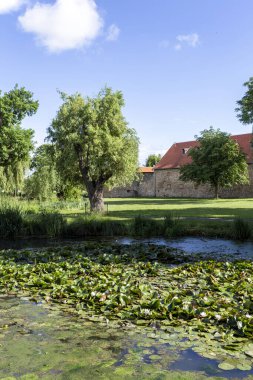 Macaristan 'da bir yaz gününde Szerenc' teki Rakoczi Kalesi 'nin Parkı.