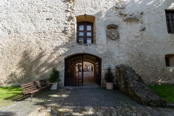 Hof Des Rakoczi Schlosses Szerencs Einem Sommertag Ungarn — Stockfoto