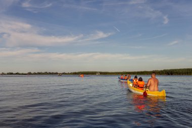 Poroszlo, Macaristan - 08 02 2020: Sıcak bir yaz gününde Tisza Gölü 'ndeki kanocular.