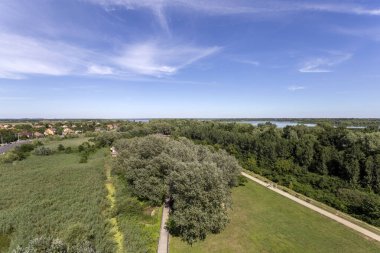Macaristan 'ın Poroszlo kentindeki Tisza Gölü' nün gözetleme kulesinden Tisza Gölü manzarası