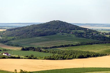 Macaristan 'da bir yaz günü Ben Hegy' deki gözcü kulesinden Vertes dağlarının manzarası..